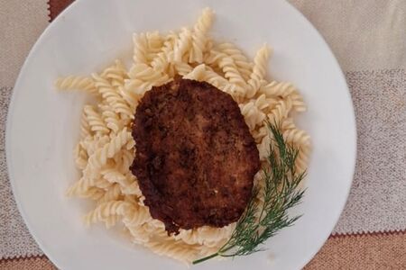 Макароны с говяжьими котлетами