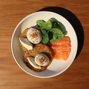 Драники с яйцами пашот и лососем