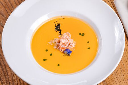 Тыквенный крем-суп с камчатским крабом