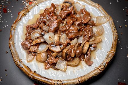 Баранина в ароматном винном соусе