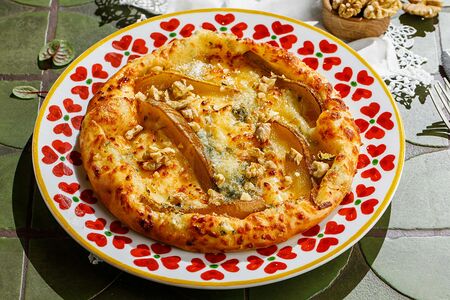 Хачапури с грушей, горгонзоллой и грецким орехом