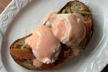 Тартин с яйцом пашот и сёмгой