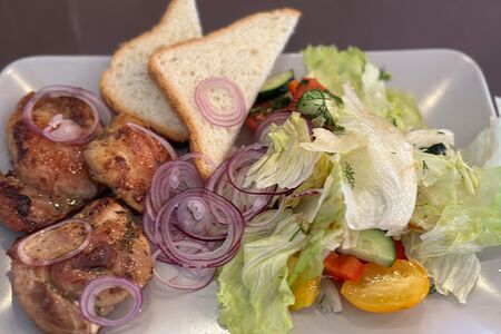 Куриные бедра с овощами