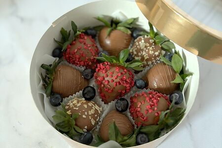 Клубника в шоколаде в золотой коробочке