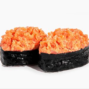 Гункан с лососем спайси