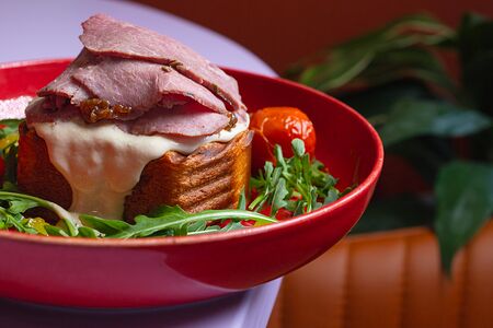 Бриошь с ростбифом