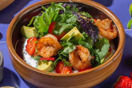 Салат с креветками и клубникой