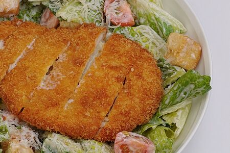 Цезарь с хрустящей курицей и сыром