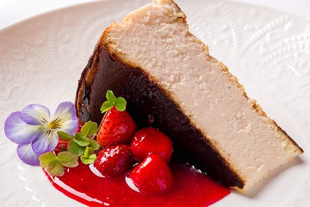 Сырный торт с клубникой