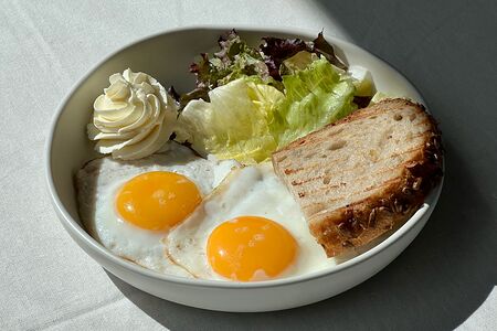 Завтрак-конструктор с глазуньей 