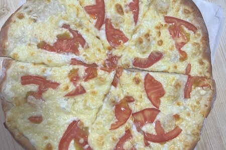 Пицца с помидорами и сыром