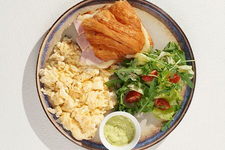 Скрэмбл, круассан с ветчиной из индейки и моцарелла