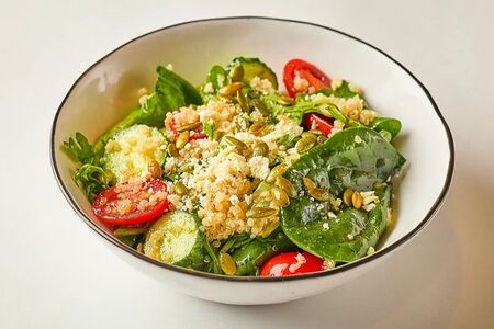 Салат с фетой, киноа и овощами 