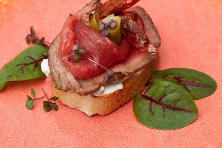 Пинчос c ростбифом и вялеными томатами