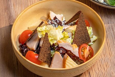 Салат с копчёной курицей и гренками