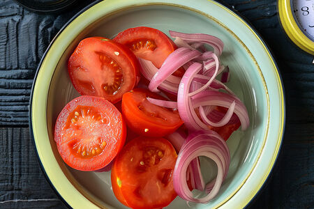 Помидоры с красным луком