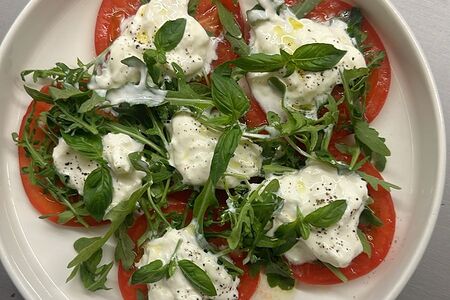 Буррата с томатами