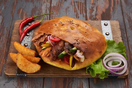 Шаурма в пите с ягненком, телятиной и курицей