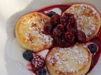 Сырники со сметаной и соусом