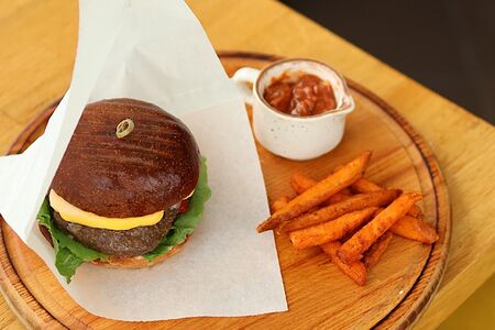 Бургер с мраморной говядиной и бататом 