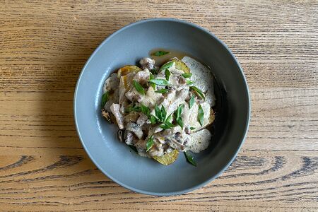 Свинина, томленная в сливочном соусе с грибами