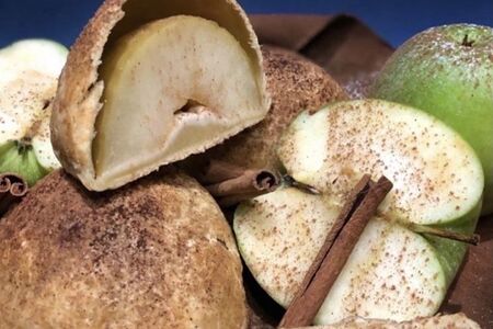 Булочка с яблоком и корицей