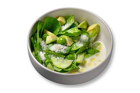 Зеленый салат с авокадо и пармезаном