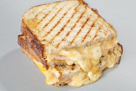 Грилд-чиз с ветчиной, сыром и трюфелем из пекарни Футура