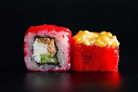 Ролл запеченный с крабом и лососем