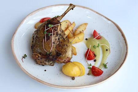 Утка с яблочным чатни и картофельными дольками