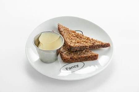 Злаковый хлеб с маслом