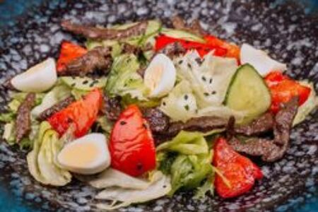 Салат с говядиной и запеченным болг перцем