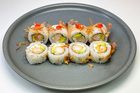 Ролл с креветкой темпура в стружке тунца