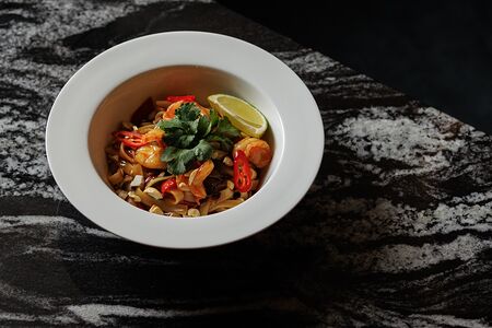 Лапша в азиатском стиле с креветками и кешью