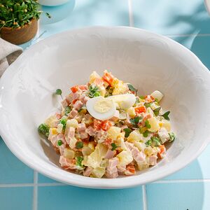 Салат Оливье с колбасой 