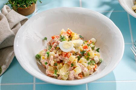 Салат Оливье с колбасой 