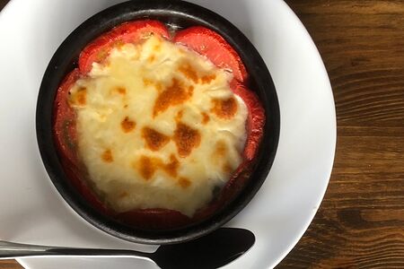 Сулугуни жаренный с помидорами