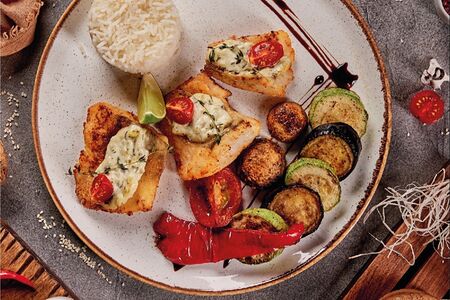 Филе судака под соусом тартар, с овощами и рисом