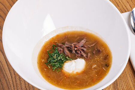 Суточные щи с говяжьими щечками и лесными грибами