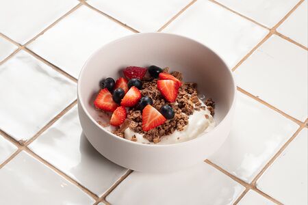 Шоколадная гранола, крем-фреш