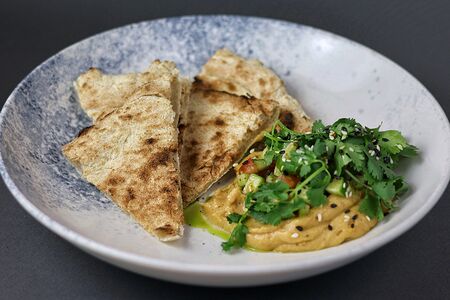 Хумус с томатами и лепешкой