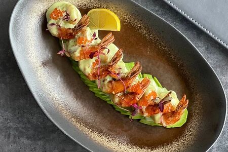 Креветки с авокадо и соусом васаби