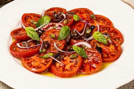 Карпаччо из узбекских томатов с луком и аджарскими маслинами