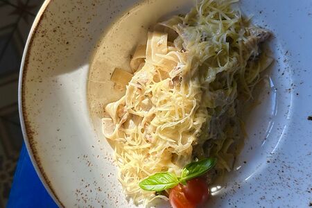 Фетучини с курицей и шампиньонами в сливках