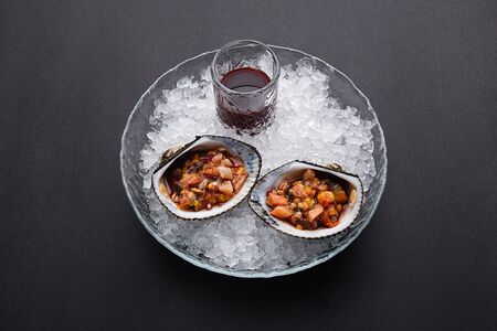 Тартар из анадары с манго и авокадо