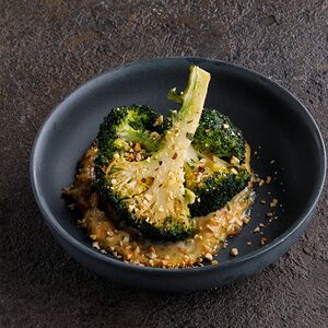 Брокколи с копченым фундуком