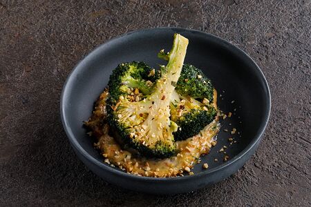 Брокколи с копченым фундуком