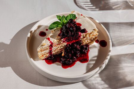 Бисквитный торт с вареньем из черной смородины