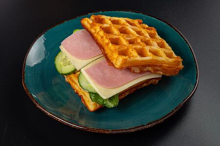 Бельгийская вафля ветчина и сыр