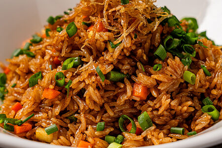Жареный рис с овощами